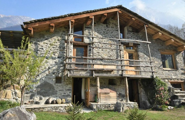 Beautiful apartment in villa for 3 guests with terrace, pets allowed and parking