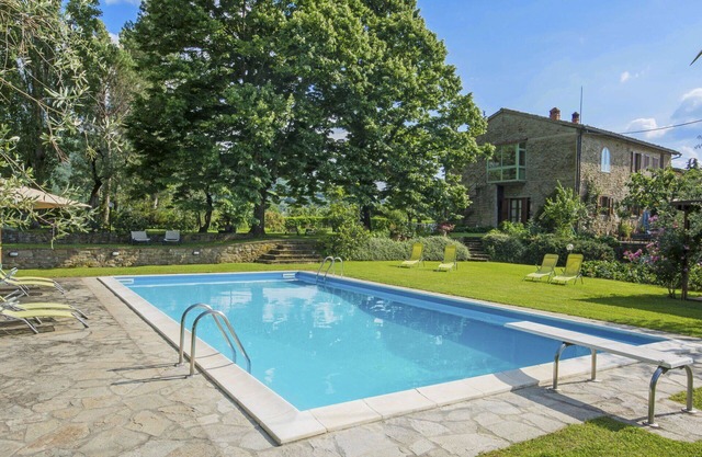 Beautiful apartment in villa for 4 guests with pool, WIFI, terrace, pets allowed and parking