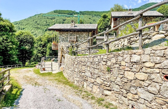Beautiful apartment in villa for 6 people with WIFI, TV, patio, pets allowed and parking