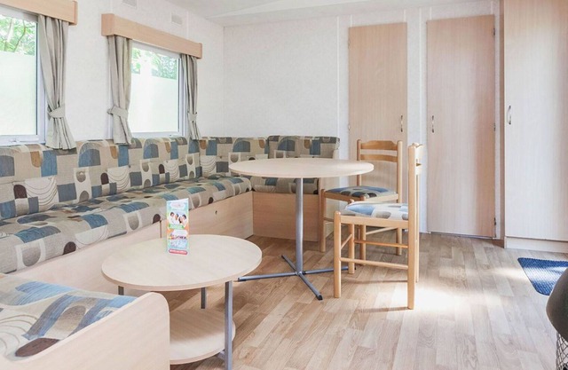 Beautiful apartment in villa for 4 guests with pool, WIFI, TV, terrace, pets allowed and parking