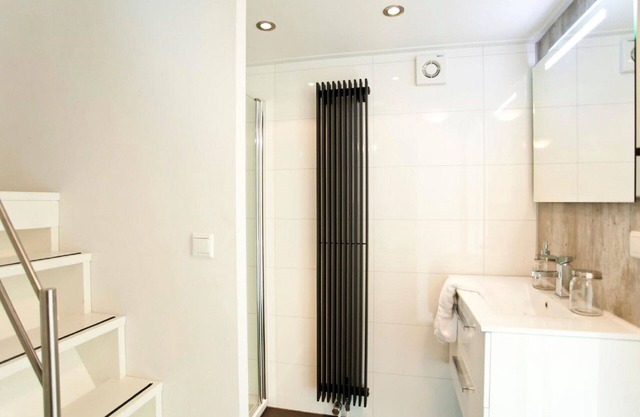Beautiful apartment in villa for 6 guests with pool, WIFI, TV, terrace and parking