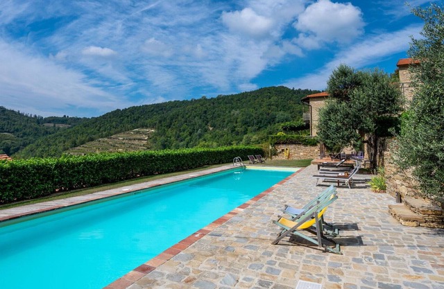 Beautiful apartment in villa for 2 guests with pool, WIFI, patio, pets allowed and parking
