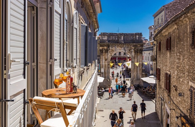 Beautiful apartment is situated in the walking zone in the heart of city Pula