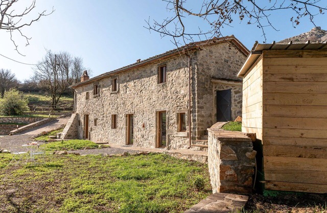 Beautiful apartment in villa for 6 guests with patio, pets allowed, panoramic view and parking