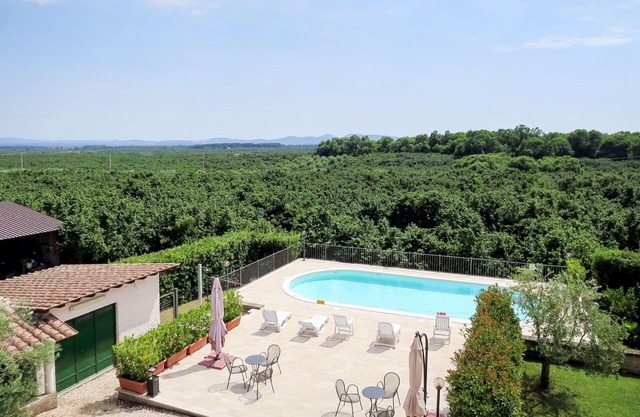 Beautiful apartment in villa for 7 people with WIFI, pool, TV, terrace, pets allowed and parking