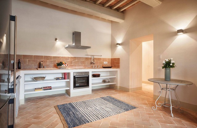 Beautiful apartment with WIFI, A/C, pool, TV, panoramic view and parking, close to San Gimignano