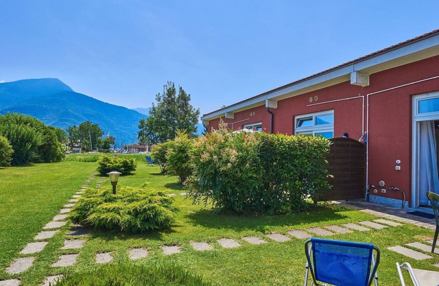Beautiful apartment in villa for 4 guests with WIFI, A/C, TV, patio, pets allowed and parking