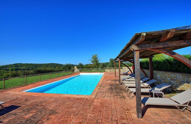 Beautiful apartment for 2 guests with A/C, pool, TV, panoramic view and parking, close to Siena
