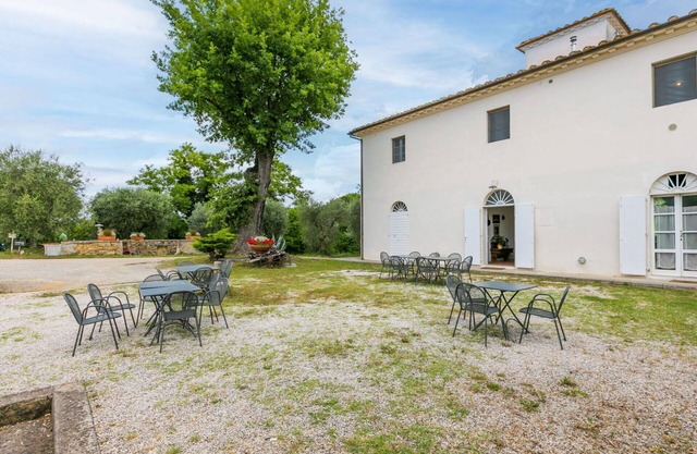 Beautiful apartment in villa for 8 guests with pool, TV, patio and parking