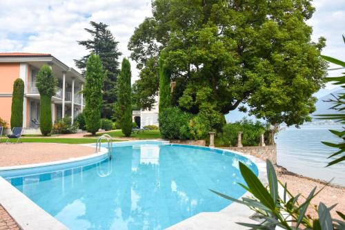 Beautiful apartment on the lake, pool & parking - Nr 123