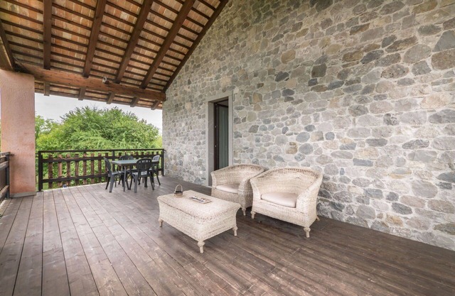 Beautiful apartment in villa with A/C, WIFI, pool, TV, terrace, pets allowed and parking