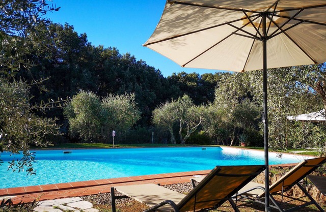 Beautiful apartment in villa with pool, A/C, WIFI, terrace, pets allowed, panoramic view and par.