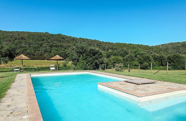 Beautiful apartment in villa for 4 guests with pool, WIFI, TV, patio, pets allowed and parking