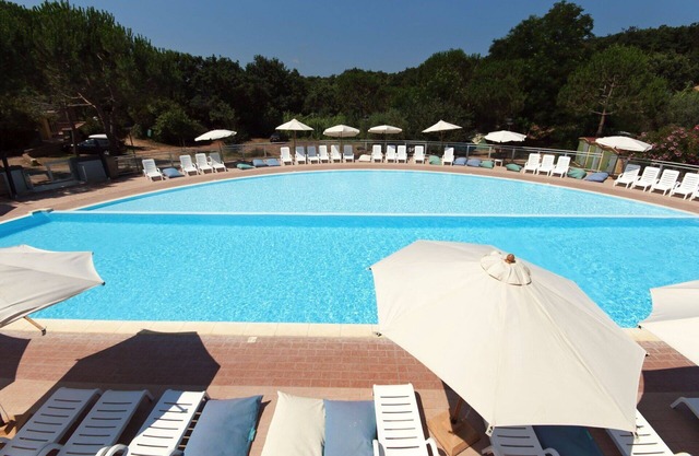 Beautiful apartment in villa for 6 guests with pool, terrace, pets allowed and parking