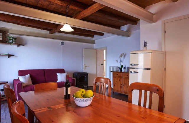 Beautiful apartment in villa for 6 people with WIFI, TV, patio, pets allowed and parking