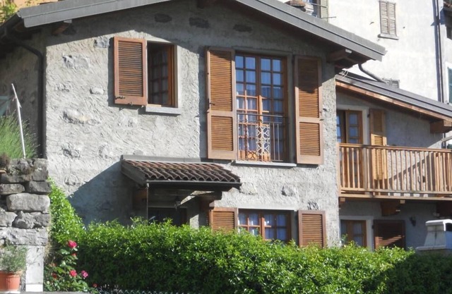 Beautiful apartment on Lake Como with private garden and lake view