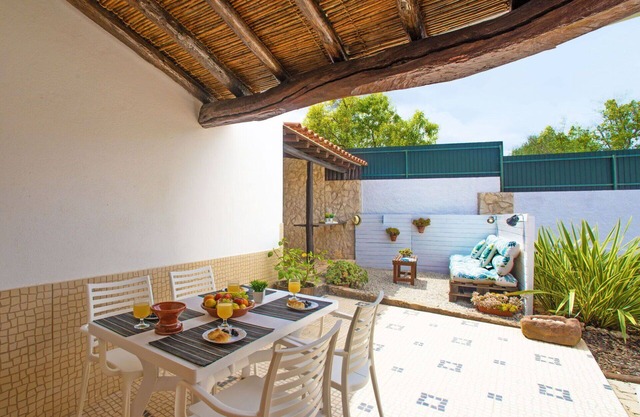 Beautiful apartment in villa for 4 guests with WIFI, A/C, pool, TV, patio and parking