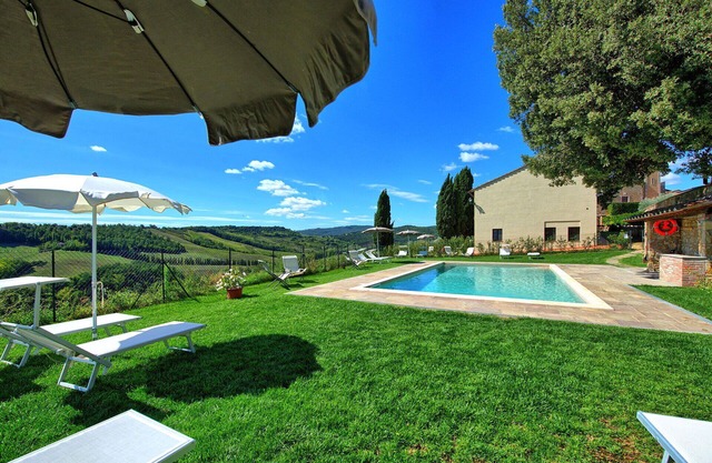 Beautiful apartment with WIFI, A/C, pool, panoramic view and parking, close to San Gimignano