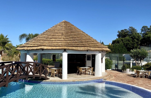 Beautiful apartment with excellent resort facilities close to lake and beach.