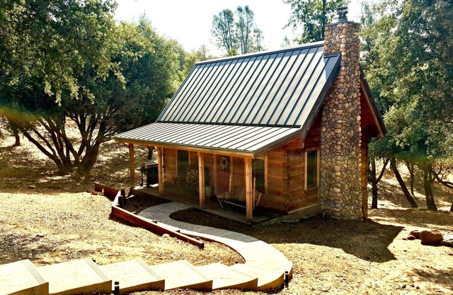 Beautiful Apple Valley Cabin in Sonora on 3.5 Acres walk to Indigeny Ciderworks