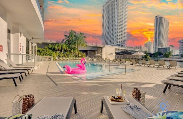 Beautiful Apt w/Private Balcony - Stunning View