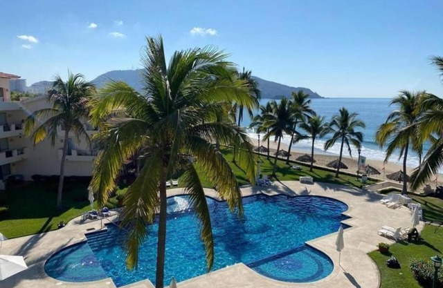 Beautiful Apt. w/Pool and Direct Beach Access