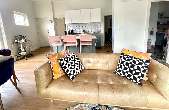 Beautiful art deco apartment in great location close to transport
