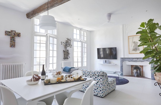 Beautiful Art Lovers Apartment