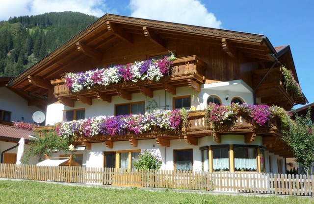 Beautiful, modern apartment in a quiet, central location with mountain views