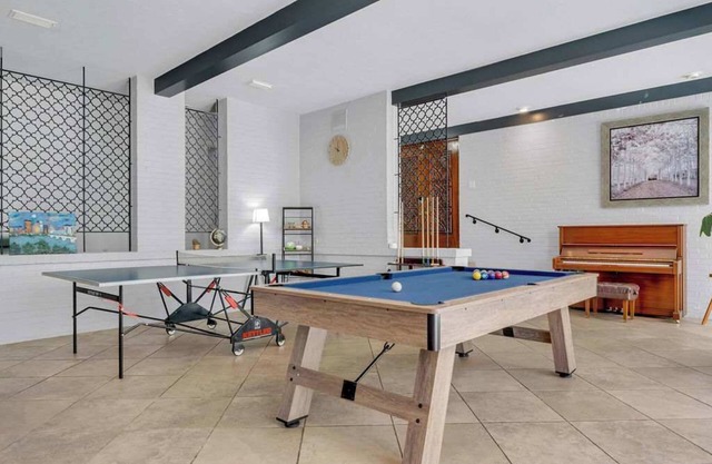 Beautiful Austin Retreat|Pool |Big Yard| Sleeps 20