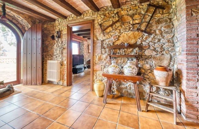 Beautiful authentic Spanish house with huge pool and outdoor kitchen!
