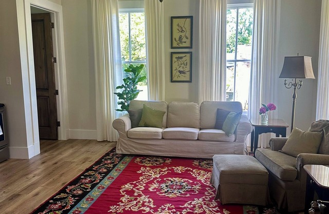 Beautiful Barron Suite in Barron-Hobbs Historic Home
