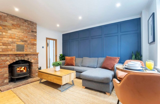 Beautiful Bath Road Retreat with Log Burner