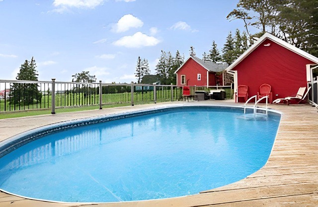 Beautiful Bay Cottage *Private Heated Pool and Beach Access*