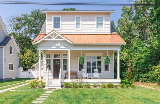 Beautiful Beach Block with Pool - 4 Bed/3.5 Bath