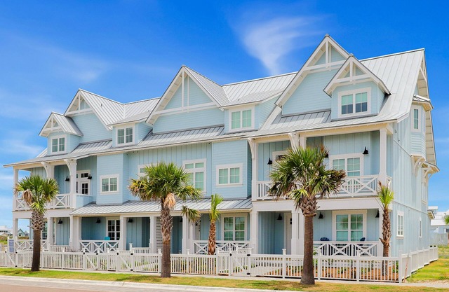 Beautiful Beach House w/game room, pack n play, access to pool, golf, & beach