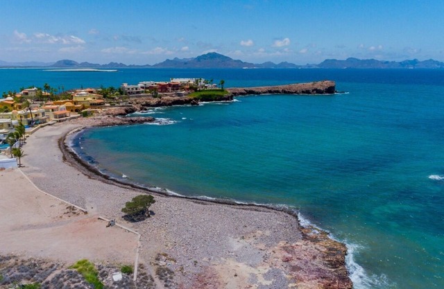 Beautiful beach home, breathtaking ocean views! Near marina, shops, restaurants