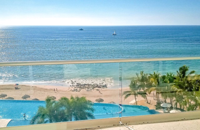 Beautiful Beach Front Condo with a Stunning Views.