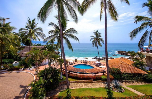 BEAUTIFUL BEACHFRONT CONDO 3BD