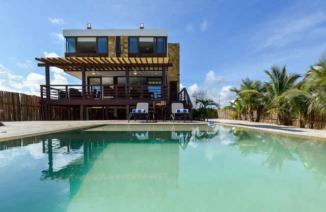 Beautiful beachfront reatreat, Villa Kay Polok