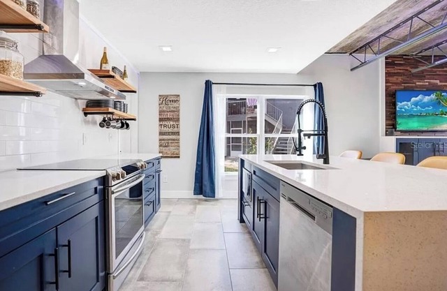 Beautiful Blue oasis in historic Sanford - KING SUITE with full washer dryer