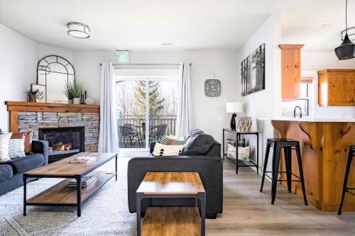 Beautiful & Bright 3 Bed Townhome Near Village