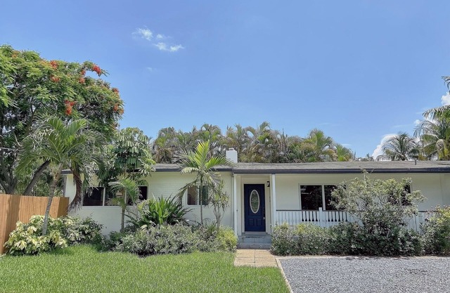 Beautiful Bungalow in the heart of Ft Lauderdale at very calm street.