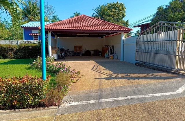 Beautiful bungalow with shared outdoor pool and 2km from the beach