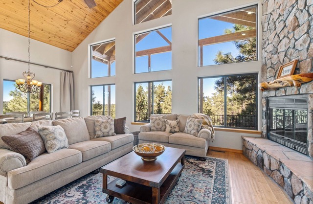 Beautiful CABIN in AZ, GAMEROOM, Deck/Patio VIEWS, QUIET, 1 PM CHECK IN AND OUT!
