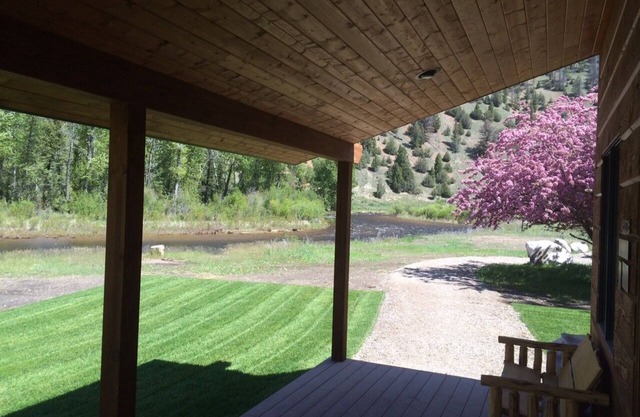 Beautiful Cabin On The Banks Of Rock Creek - Willow Cabin