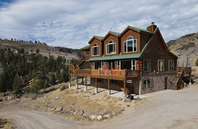 Beautiful Cabin with Incredible Views of the Lake and Mountains - 2nd to None!