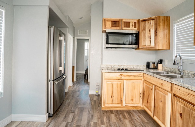 Beautiful Cabin w/ extra-large walk-in shower & stone fireplace