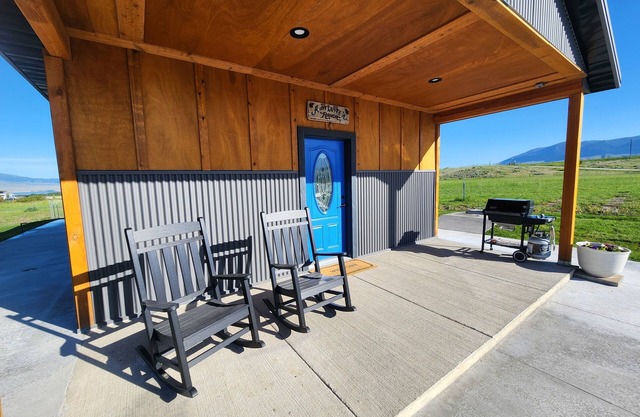 Beautiful cabin with spectacular views of the lake and mountains.
