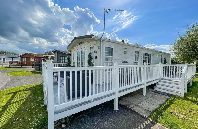 Beautiful caravan at Manor Park in Hunstanton beach, Norfolk ref 23026H